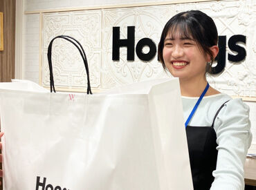 ハニーズディー．ストア 阪急三番街店 接客のお仕事が初めての方も大歓迎です！
まずは商品を袋から取出して
ハンガーにかけることから♪
一緒に楽しく働きましょう！