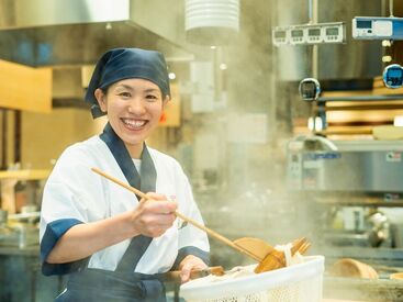 丸亀製麺 札幌石山店［110675］ 本場讃岐の臨場感が味わえる☆お客さまのワクワクした顔もカウンターからよく見えて楽しいですよ