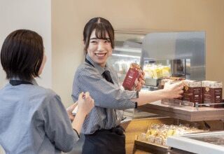 カフェ・ド・クリエ 札幌オーロラタウン店 「学校帰りに働きたい！」「しっかり稼ぎたい！」など…都合に合わせて働き方を調整します◎