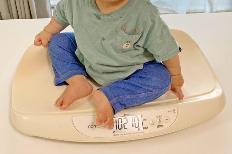 写真:ベビースケールに乗る赤ちゃん