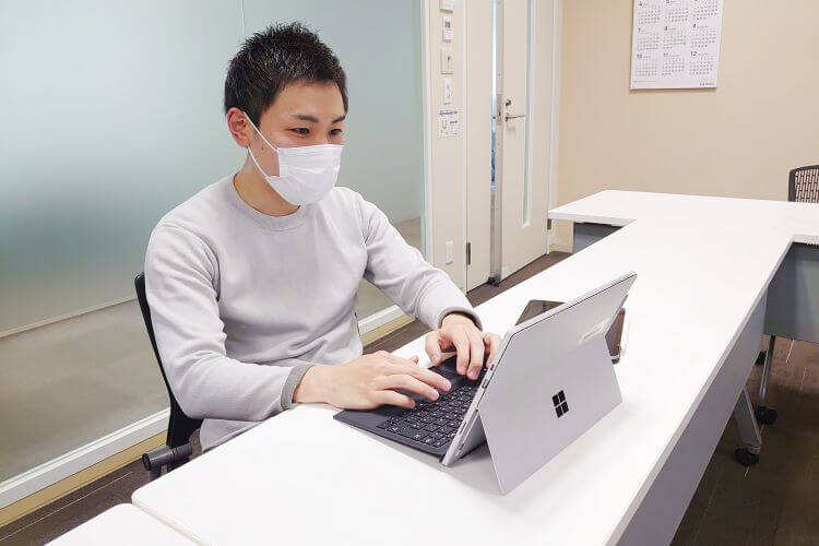 写真:デスクで仕事をする中西さん