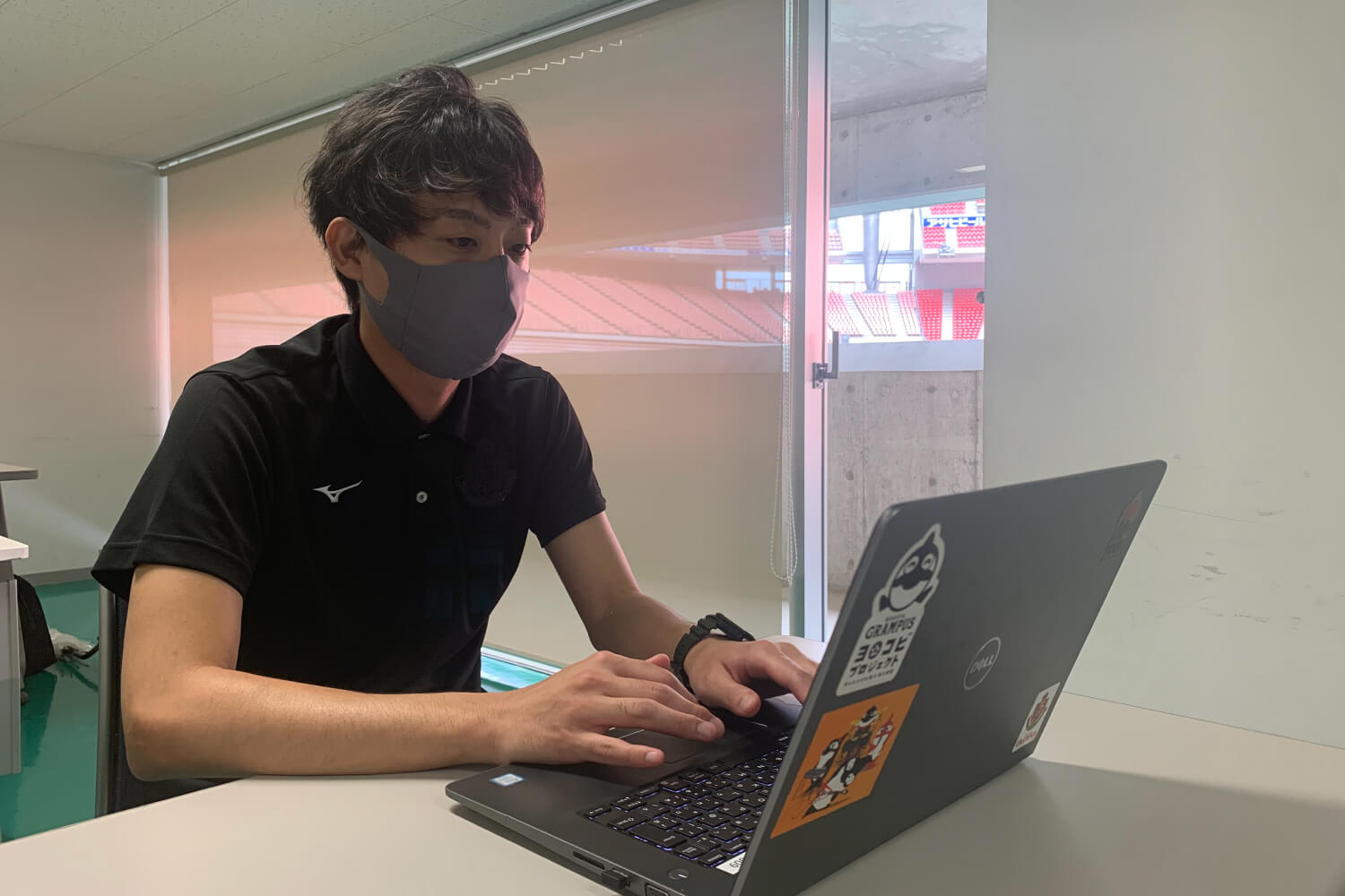 写真:PCで作業する西村さん