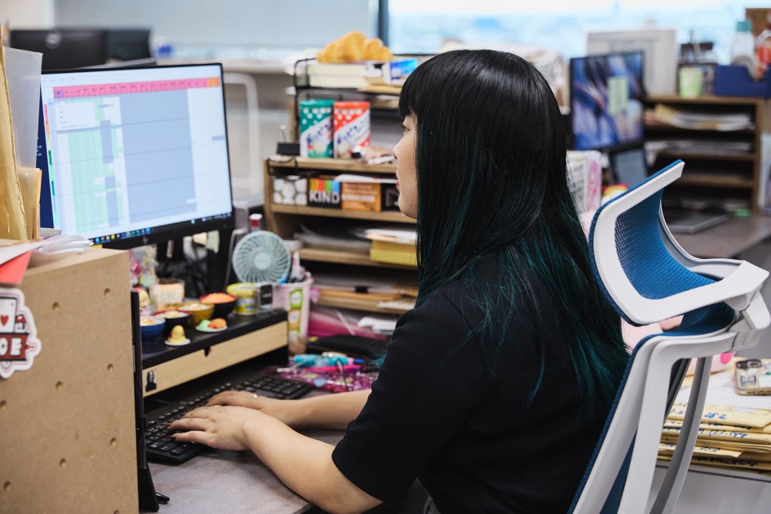 写真:パソコンに向かう松田さん