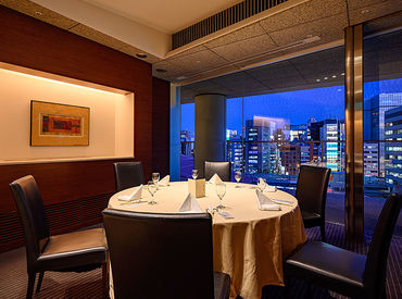 東天紅（TOH-TEN-KOH） 東京国際フォーラム店 ガラス棟の最上階にある唯一のレストラン♪
天井が高く、広々とした特別な空間で一緒に働きませんか？？