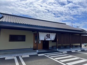 うなぎや永三郎 鴨川エリアのうなぎ店です★
初バイトや久しぶりの仕事復帰でもOK！
マニュアルもご用意しております◎
≪土日祝働ける方優遇≫
