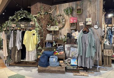 to blossom(トゥーブロッサム)イオンモール下妻店 アパレルってちょっとハードル高いな…
そんなイメージは【to blossom】が払拭します♪
一緒にお店を盛り上げてくれる仲間を募集