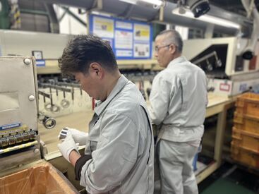 社内の規定や雰囲気も厳しくないので、
のびのびと働けます◎
髪型/髪色自由◎ヒゲOK！
(ピアスは混入するといけないのでNG)