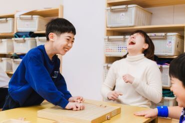ベネッセ 学童クラブ本郷 こどもたちと一緒に遊ぶことからスタート！
元気なこどもたちと過ごすと
スタッフまで笑顔になれます