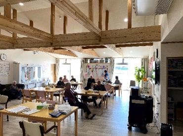 ゆうしん中里（悠進株式会社）  スタッフも、利用者様もみんな仲良し◎
小規模ならではの距離感で、
笑顔あふれるあったかい施設です♪