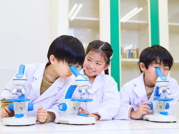 生徒の様子を見ながら
実験がうまく進むようサポート♪