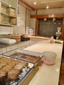 ＜定着率抜群のあたたかい職場＞
創業50年以上！老舗いなり寿司屋さん＊*
常連のお客様から差し入れをいただくこともあります◎