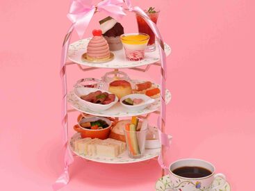 ロイヤルクリスタルカフェ　自由が丘 ＊高級感あふれる店内＊
アンティークの家具や食器なども
楽しめるエレガントな雰囲気のカフェです♪