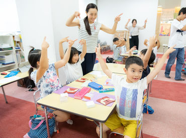 『ひらけゴマ!』
一見遊んでいるように見えますがこれも立派なお仕事
子どもたちと全力で楽しみましょう
※実際の授業風景です

