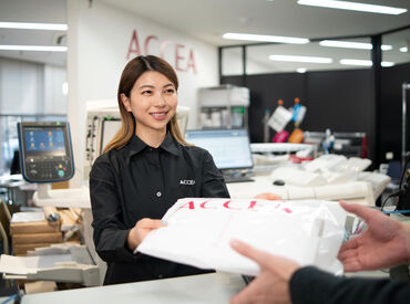 アクセア 汐留シティセンター店 社内は和気あいあいとした雰囲気♪
社員やアルバイト同士仲良く、働きやすい環境です◎