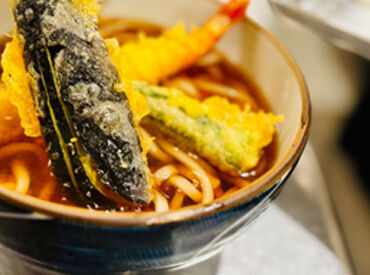 古奈屋 横浜ジョイナス店 「えび天カレーうどん」が名物！
白と木目を基調とした店内は
落ち着いた雰囲気でゆっくり働ける◎
夜の締め手当も新設！