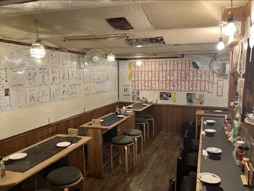 メインの1階は22席でコンパクト！
常連さんが多いので、みなさん毎日
楽しく働いてます♪