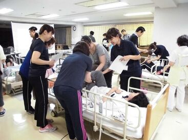 平均年齢は30代前半です。男女比は半々です。
スタッフ同士が上手く連携を取れるよう、
コミュニケーションを大切にしています!