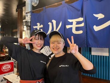 亀戸ホルモン 有楽町店 （紹介元：マイナビ アルバイト紹介） 「お肉が好き!」「笑顔は得意!」
そんなSTAFFがいっぱい☆彡
髪色はと～ってもゆるめ◎
ピアスもFREEです♪
※写真はイメージ