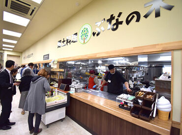 いいやまぶなの駅（株式会社アグリプロ） ＜髪色自由＞
カウンター越しの接客になります◎
お客様も落ち着いた方が多いので
バタバタせずに働けるのも魅力♪