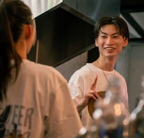 暖炉を囲んで乾杯出来るテーブルも☆
店内はペットOKなのでわんちゃん好きな方も大歓迎！
開放的な店内で楽しくお仕事出来ます♪