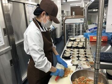 株式会社入船 給食事業部（勤務地：デイサービスセンター内） 難しい仕事はないので、未経験の方も安心◎
しっかりサポートするので安心してください♪
あなたの応募をお待ちしてます★