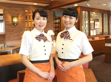 パリッとオシャレな制服に身を包んでおしごと◎慣れるまでは誰でも時間がかかるもの。気さくな先輩スタッフが寄り添います♪