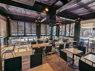 BAKERY CAFE 426/ベーカリー カフェ 426 ガラス張りの店内は日の光が差し込み、とても明るい雰囲気が漂います。
表参道に面した最高のロケーションです！