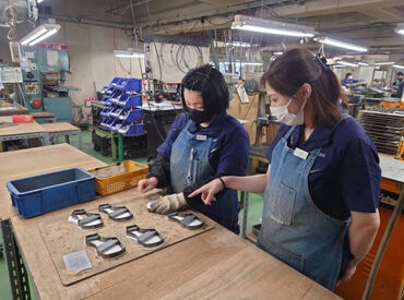 テープはがしや台引きなど、シンプルなお仕事♪
徐々に色んな作業をお願いするので、飽きてしまうこともありません！◎