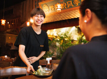 モンスーンカフェ お台場 アジアンリゾートな店内は
エキゾチックな雰囲気がいっぱい☆ 
実は…「ココで働きたい！」と
惚れ込んだスタッフが多いんです！