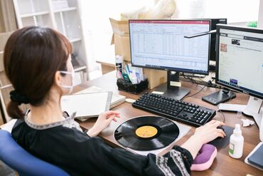 ダブストアレコード株式会社/レコードシティ レコード業界有名店のECスタッフを大募集中★
20～40代スタッフ中心に幅広く活躍中◎