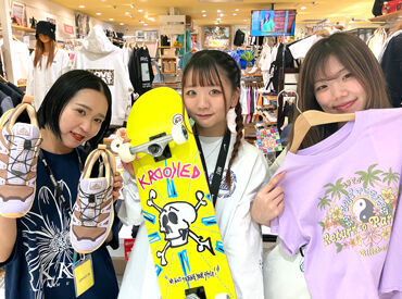 ≪ムラサキスポーツ　広島パルコ店≫
駅チカでラクラク出勤◎
和気あいあいとした雰囲気で、毎日楽しくお仕事しています！