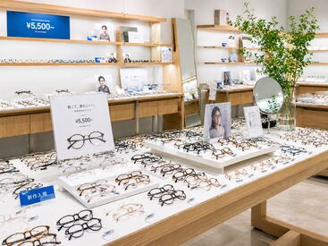 ファッション人材リンク株式会社【FJLSAPPORO】 ﾟ*｡☆ NEWスタッフ募集 ☆。*ﾟ
誰もが知ってる眼鏡ブランドの短期STAFF
20～30代男女STAFF活躍中！
制服支給あり♪
