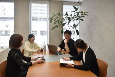 アパレル事務 Staff 快適 涼しいオフィスワーク お客様の日常に Happyをお届け バッグを撮影 Webサイトにup など 経験は必要ありません