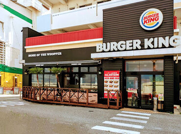 バーガーキング　屋富祖店 【バイトデビュー・副業にも◎】
立ち仕事だから体を動かして働きたい方にオススメ!!
チームで協力して行うので達成感も超抜群★