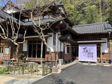 ＜土日働ける方、大歓迎！＞
気さくな仲間と一緒に働きませんか♪
友達と応募も歓迎です！
車/バイク通勤OKで通いやすい◎