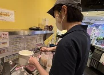 「フルーツを組み合わせて、ミキサーの中に入れるだけ！！
⇒配分表を見ながら作れます◎」

バイトが初めての方でも安心♪
