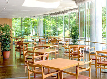 \明るく開放感のある店内/
中島公園内の景色を眺められます!
綺麗なレストランで働きませんか?