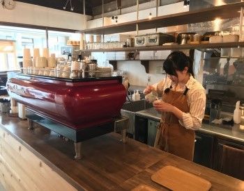 宮島珈琲　-MIYAJIMA COFFEE- 思わず友達を誘いたくなるおしゃれなお店！
ウッド調の癒される空間で働けます♪
スタッフ同士の仲の良さも自慢です◎