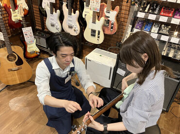 島村楽器 アミュプラザ長崎店 未経験者歓迎！
楽器の知識は入社後
覚えていけば大丈夫です。