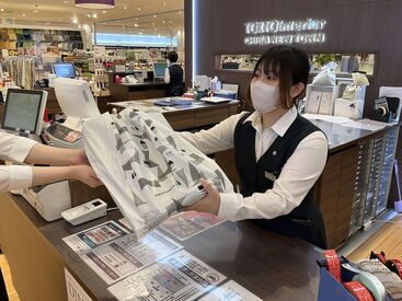 東京インテリア家具 千葉ニュータウン店 「こういう家具を探してて…」など
コミュニケーションが大切になるので
人と会話するのが好きな方にピッタリ！