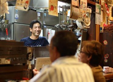 日本酒場　大感謝 大学生が多数活躍中のお店なので、
新しい出会いもNEWバイトの楽しみの1つに♪
友達と一緒の応募も大歓迎です！