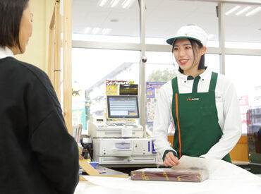 現在のスタッフもみんな未経験からスタートしました♪先輩スタッフが側にいるから、わからないことも聞けるのも安心ポイント!