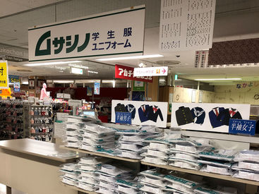 分からないことは先輩にすぐ聞ける環境です！少人数で協力しながら和気あいあいと働いています★