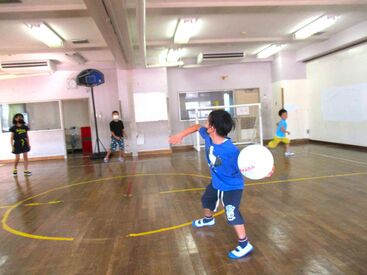 社会福祉法人愛隣会　学童保育クラブ 常勤スタッフが4名在籍♪
しっかりとフォローしますので、ご安心ください◎
まずは子どもたちと打ち解けることから★
