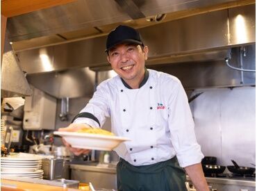 \ホールスタッフ大募集/
ランチ・ディナーの時間帯、
ご希望のシフトで勤務可能です♪
WワークOK!短時間・扶養内勤務も可能◎
