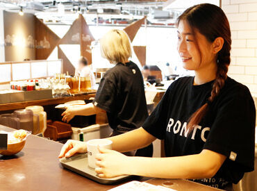 PRONTO（プロント） 新宿第一生命ビル店 「今日が働き始めて3日目なんです」というスタッフさんも★
好きなネイルが楽しめる＆学校と両立して働けるのが嬉しいとのこと！