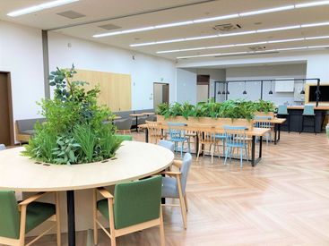 カフェのようなキレイで落ち着く休憩スペースあり♪
日替わりメニューの社員食堂も楽しみの一つです！