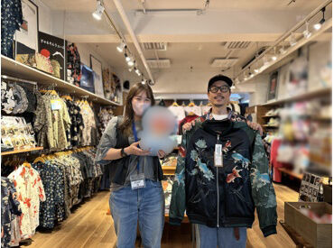 マルカワ　池袋サンシャイン通り店 店長（右側）より♪
「スタッフは洋服や雑貨が好きな子たちばかり！
共通の趣味があるみんなといっしょに働いてみませんか？」