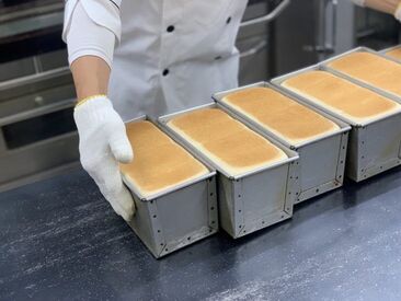 業務に慣れてきたらパンを焼くのもお任せします★
焼きたてで甘い香りに包まれます♪
しっかり研修を行うので安心してください!!