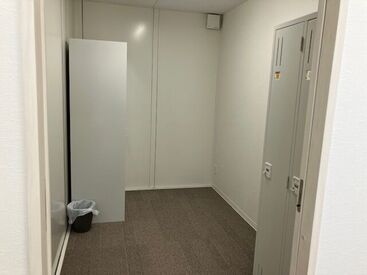≪個人ロッカーもあります≫
私服できて、制服に着替えて勤務スタート★